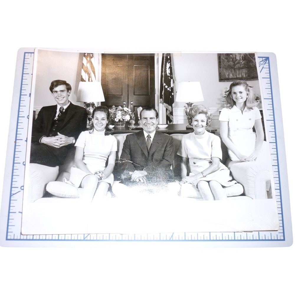 Official White House Photo Ricahard Nixon Family Pat Julie David Eisenhower